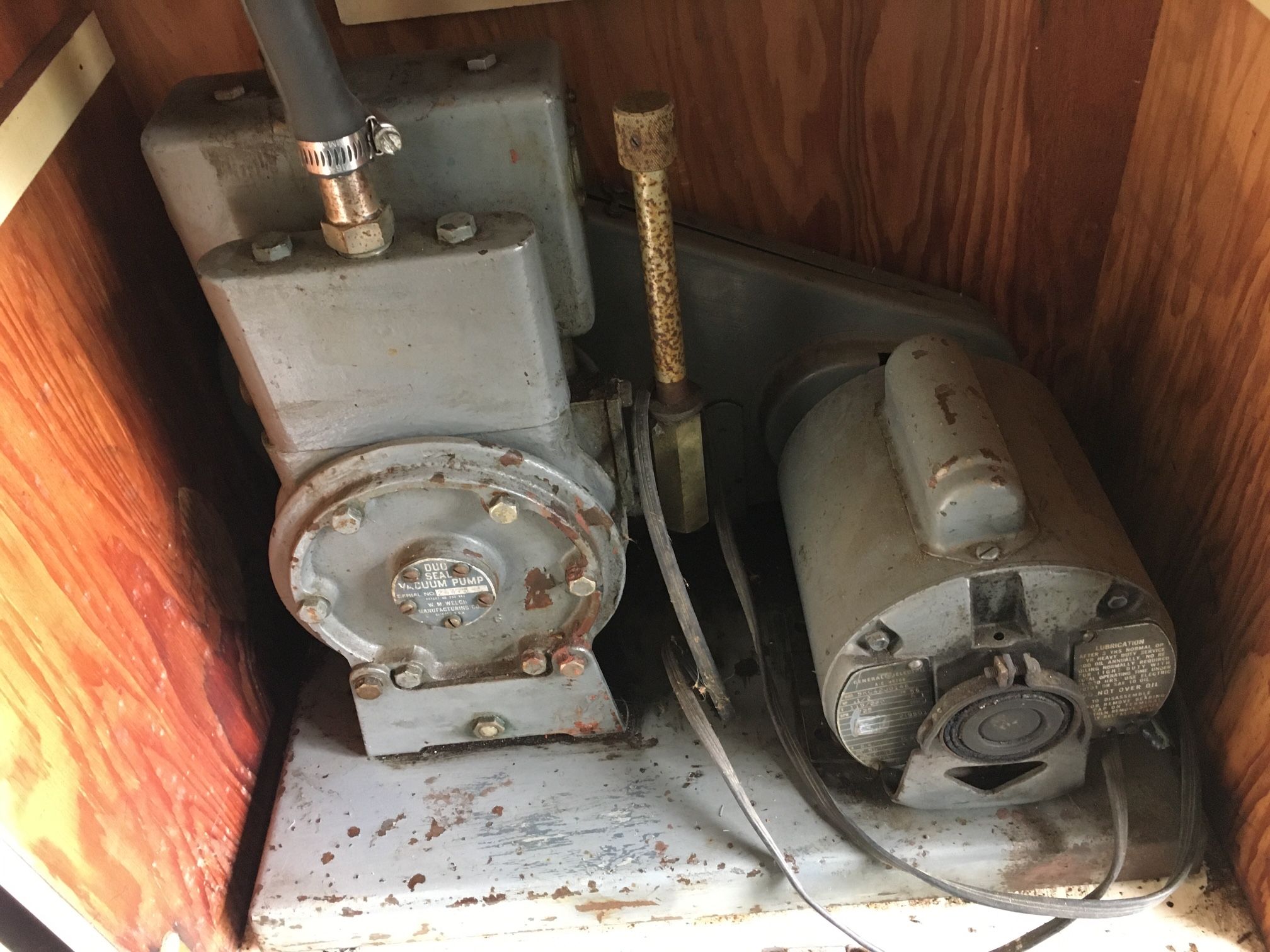 Vacuum Pump w/ Rolling Cabinet 