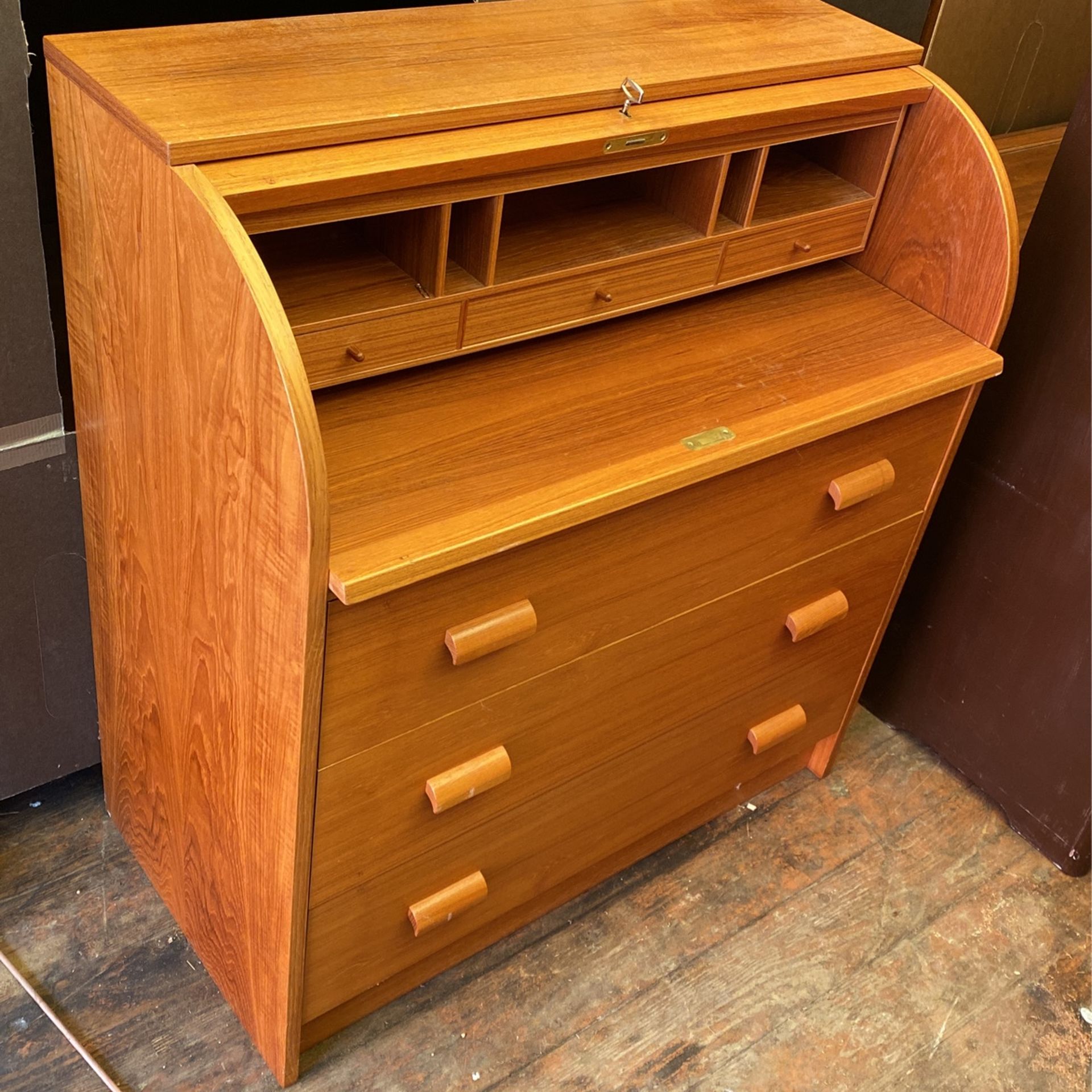 Desk With Locking Top