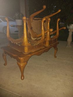 Sofas, mueble ,mesa de centro y 2 mesitas