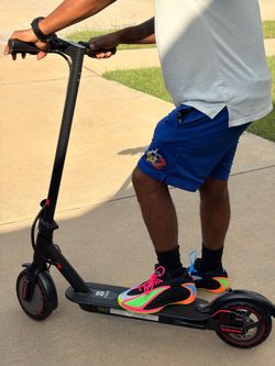 Foldable Electric Scooter 16mph - Like New