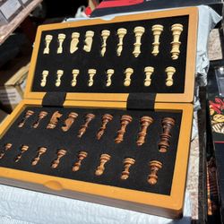 Wooden Foldable Chess Set With Magnetic Pieces