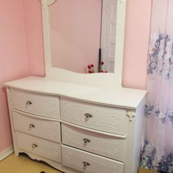 Exquisite 6 Drawer Dresser and Mirror 