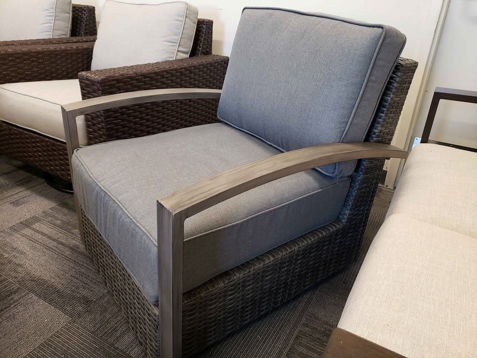 New In Box Outdoor Patio Furniture Swivel Club Chair