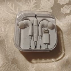 NEW  APPLE EAR PODS 