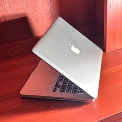 Apple MacBook Pro 13” I5/8GB/256GB SSD macOS 15.1 Sequoia $140
