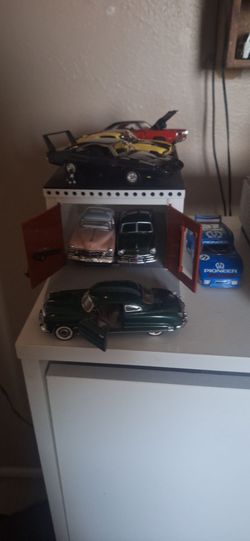 Diecast cars 1/32 scale Lot and garage