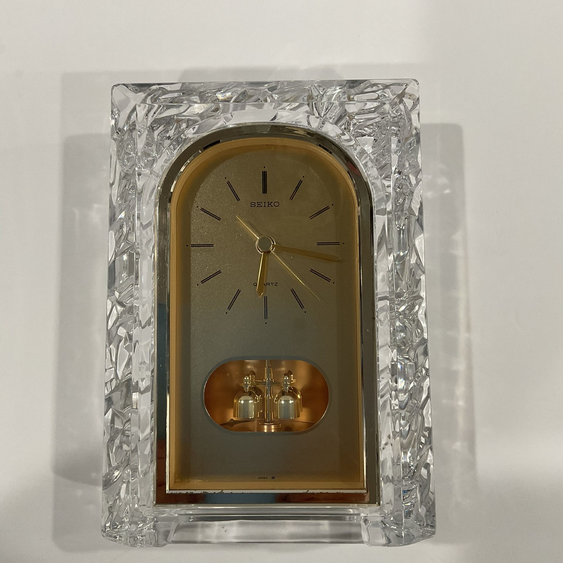 VTG SEIKO CUT GLASS QUARTZ LEAD CRYSTAL DESK CLOCK W PENDULUM QQZ127S JAPAN