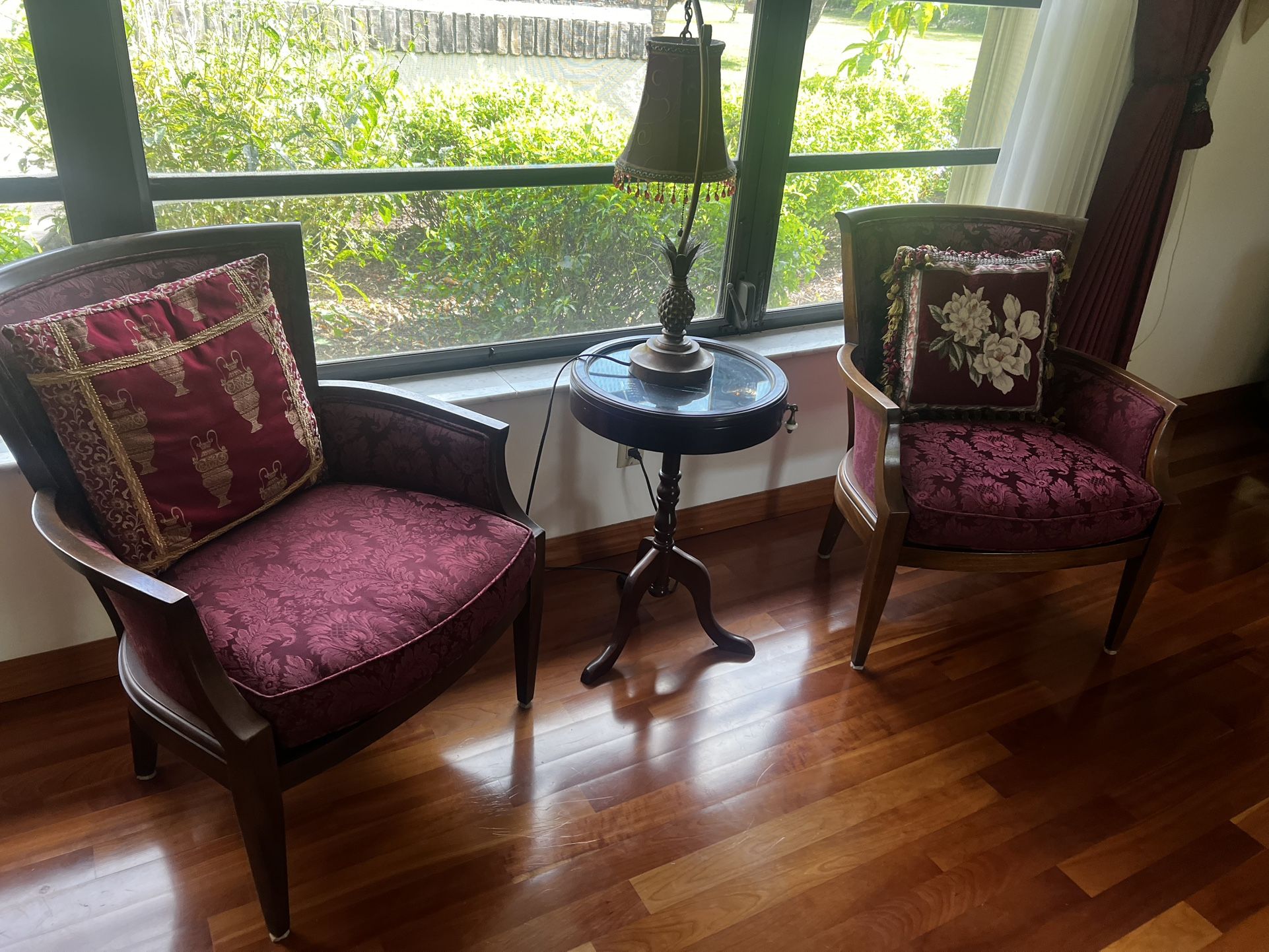 Antique Vintage Foyer Room Set with Two Mahogany Accent Chairs and Accent Table! Excellent condition!