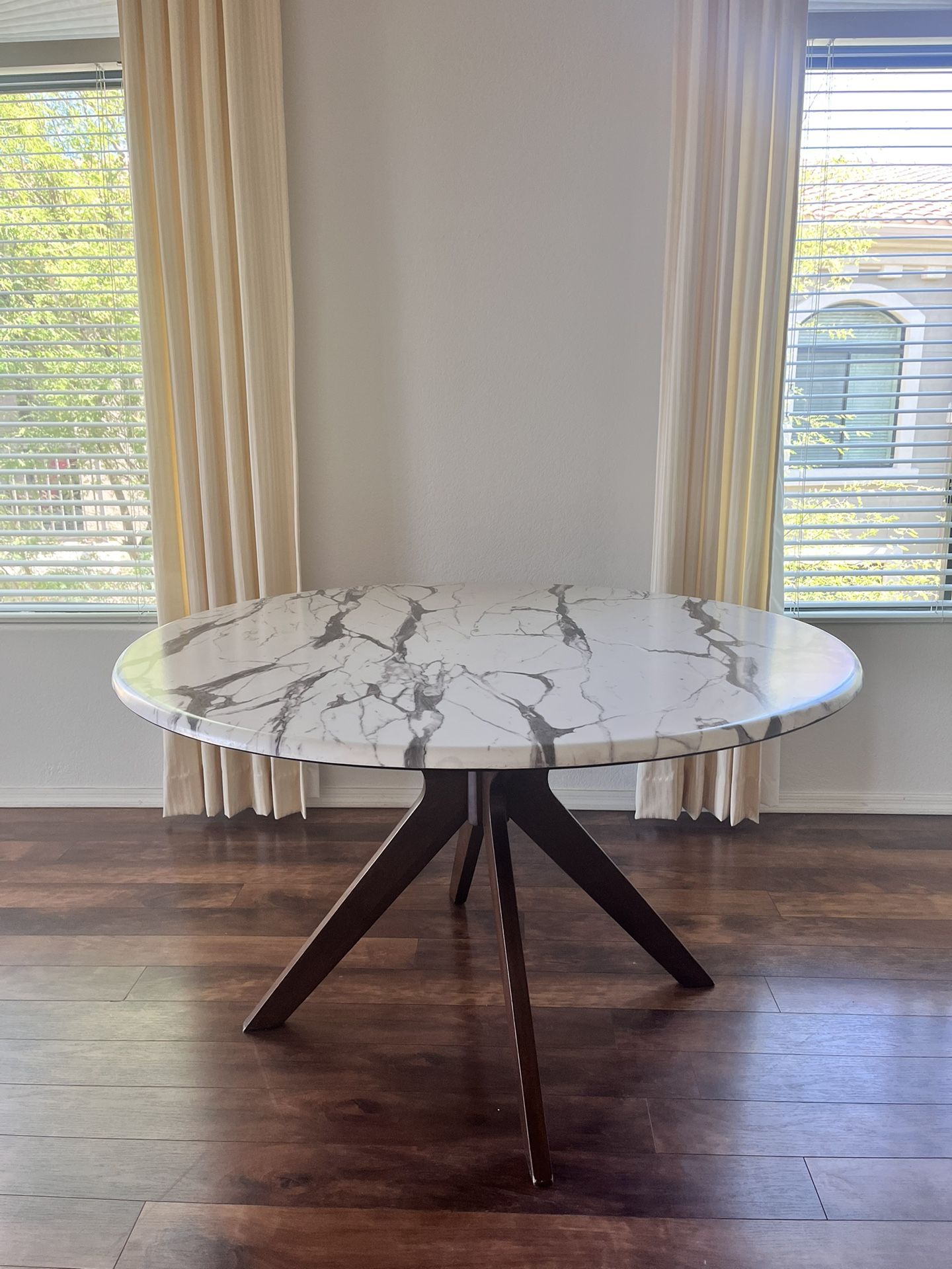 Round Dining Table 