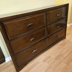Clean and Nice Brown 6 Drawer Dresser. 