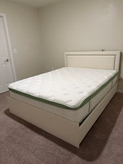 Queen Bed Frame with 12inch mattress included   Estructura de cama queen  con colchón de 12inc