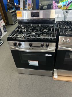 Frigidaire Gas Range with 5 Burners!