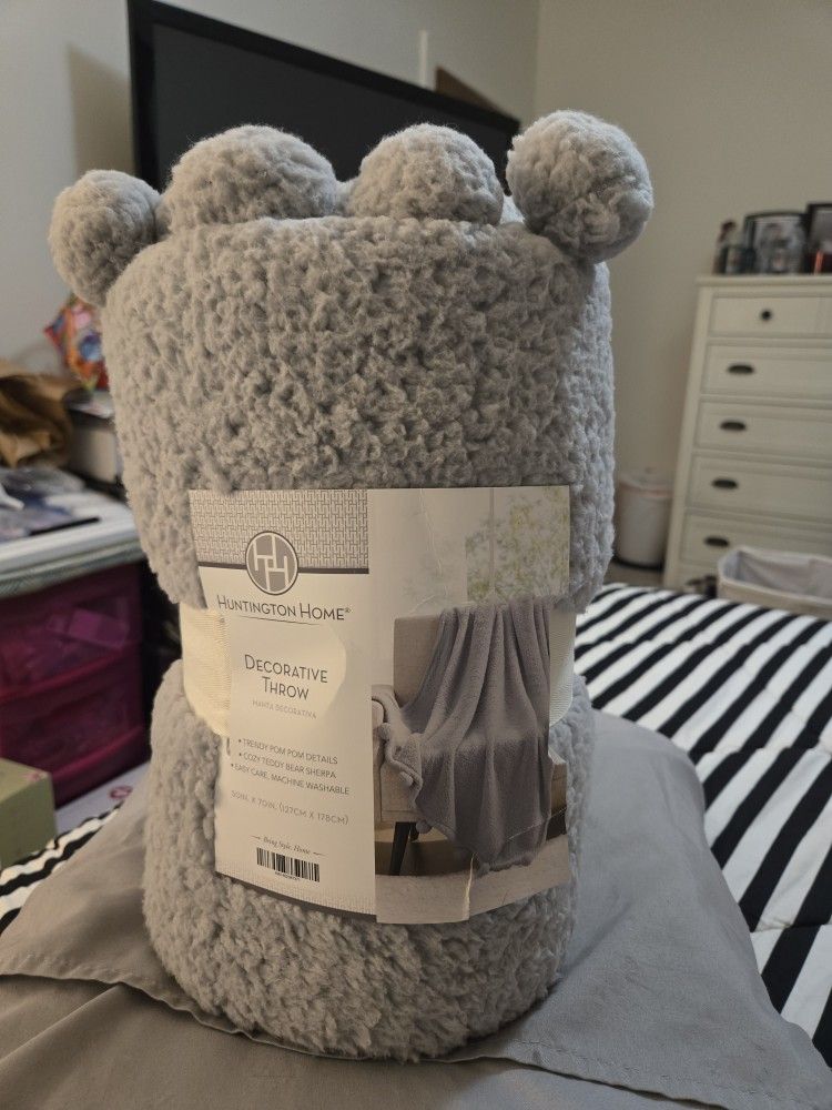 New. Huntington Home. Decorative Throw.