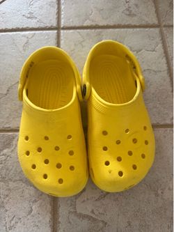 🟡 Kids Crocs J1 Yellow Classic Clogs – Size J1