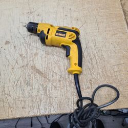 DEWALT

8 Amp 3/8 in. Variable Speed Reversing Mid-Handle Drill Kit with Keyless Chuck

