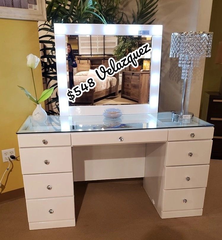 ✅️ WHITE VANITY DESK AND MIRROR ✅️✅️