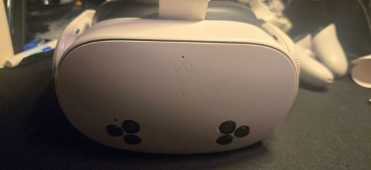 Oculus quest 3s headset and controller