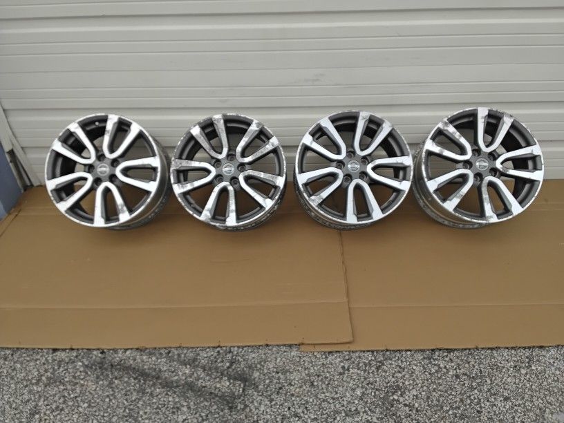 Nice Set Of Nissan Rogue Wheels With Center Caps OEM Factory 18" X 7 1/2" Very Clean Like New.