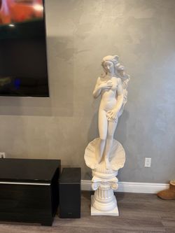 Set of Venus sculptures