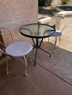 Patio set .table/2 chairs.