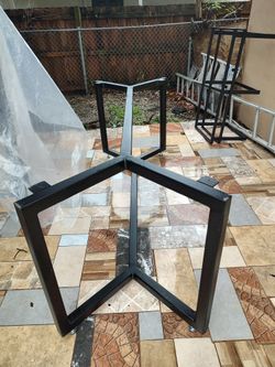 Table base in iron