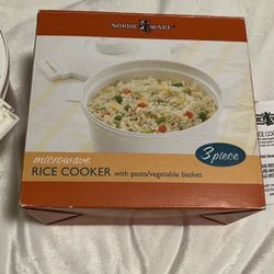 Nordic Ware Microwave Rice Cooker & pasta/vegetable basket in White NEW IN BOX