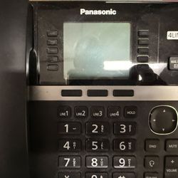 Panasonic 4 line phone system with 5 wireless handhelds has voice mail.