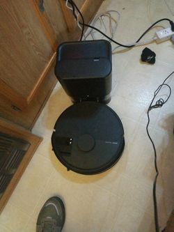 Like Mew Roomba Bundle Cordless With Docking Station And Automatic Dump.. Also Is A Mop Aswell Comes With Alot Of Extras Everything You See Here 50$