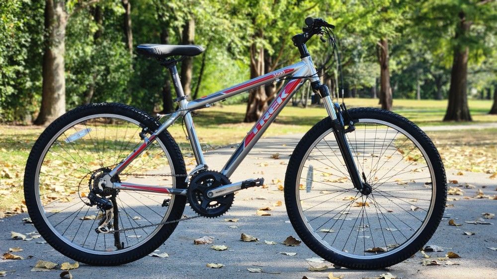 Trek 3500 Mountain Bike, 16" frame, 26" tires Great for middle school, Very Clean and All new parts!