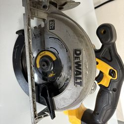 DEWALT DCS391 CIRCULAR SAW 20VOLT 6-1/2”. Tool https://offerup.com/redirect/?o=T25seS5Xb3Jrcw== Great Like New 