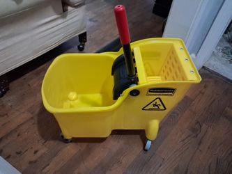 Rubber Maid mop bucket