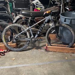 Medium marlin six trek mountain bike