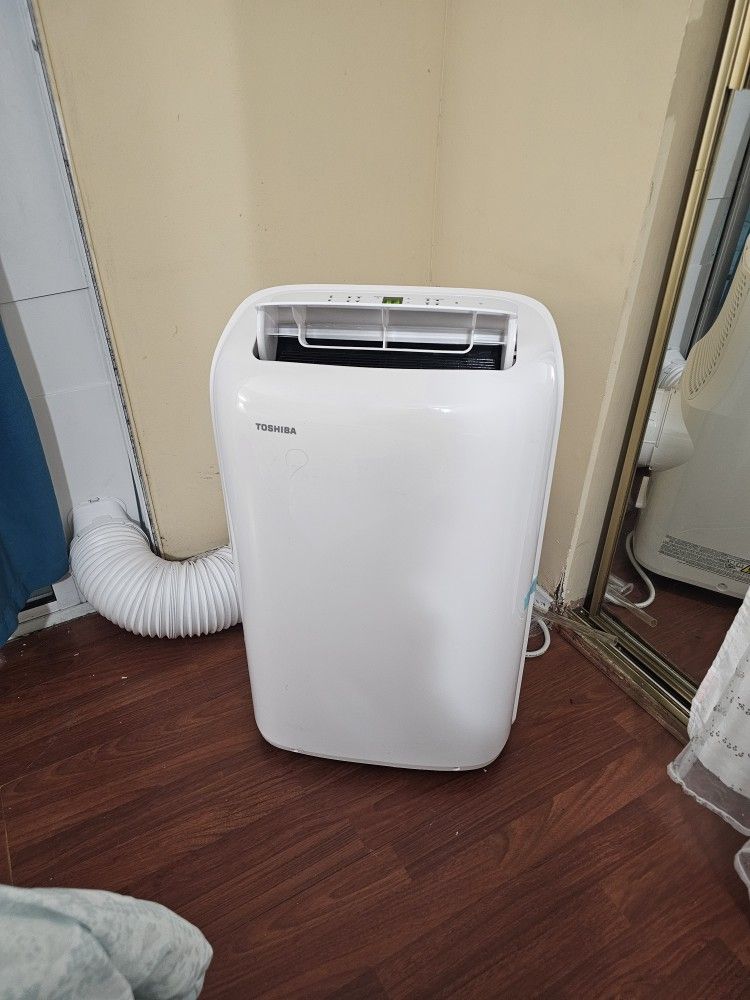 NEW AC PORTABLE TOSHIBA 8000 BTU WIFI 350 SQ FT COMES WITH ACCESSORIES REMOTE CONTROL, EXHAUST HOSE,WINDOW KIT FOR ANY QUESTION TEXT ME PLEASE HABLO E