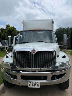 2020 International MV607 Crew Cab – 26ft Box Truck – Liftgate – Sleeper