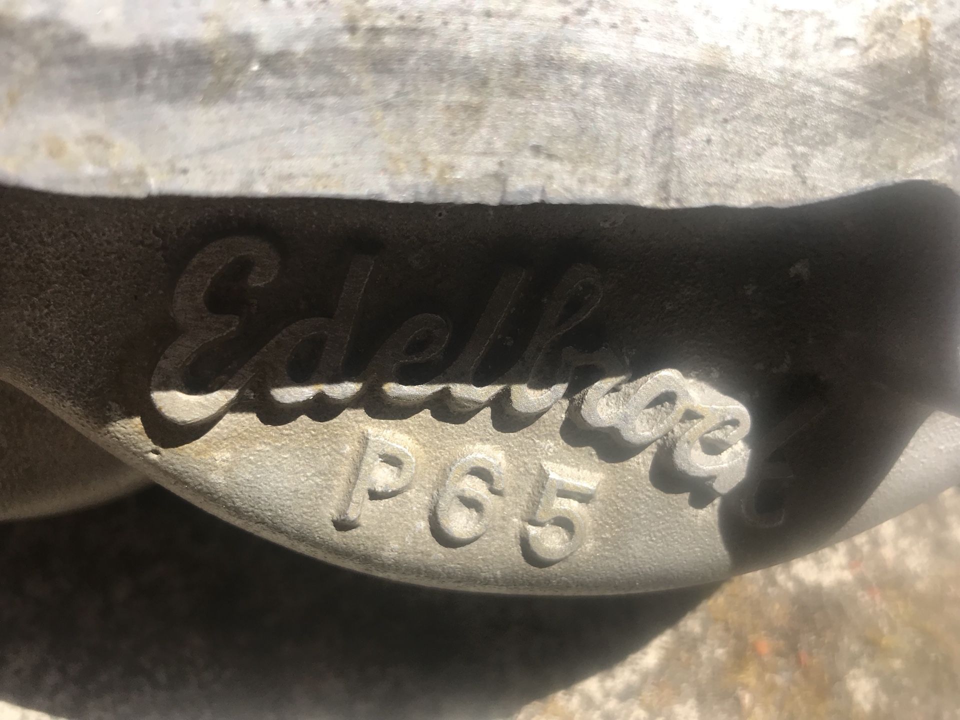 Edelbrock P65 intake manifold for Pontiac