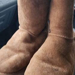 Pair Of UGG  Shoes Size 7
