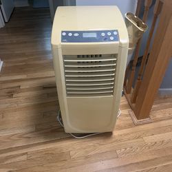 Sunpentown  WA9010E 9,000 BTU Portable Air Conditioner with 3 Fan Speeds, LCD Temperature Display, Independent Dehumidifier and Easy Access Water Tank