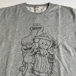 KAWS x Uniqlo Sesame Street Sweatshirt Men’s XL Grey Crewneck Sweater Pullover 