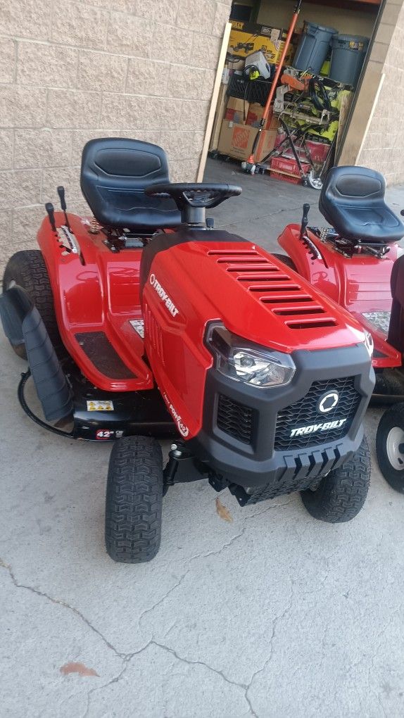 Troy-Bilt
Pony 42 in. 15.5 HP Briggs and Stratton 7-Speed Manual Drive Gas Front Engine Riding Lawn Tractor