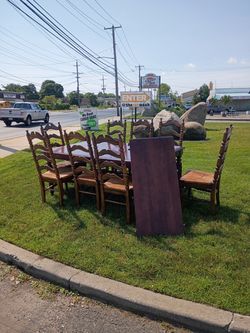 Dining Room Table With 8 Chairs & Two Leafs. Good Condition. Measurements in photos.