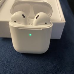 Apple AirPods (Like New) - Wireless Charging Case