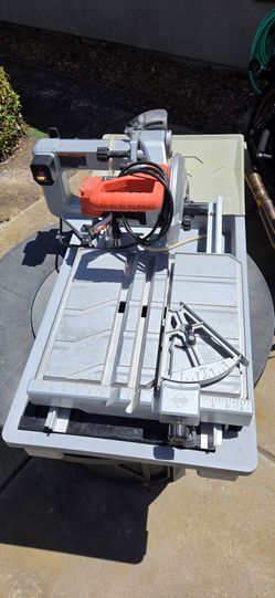 Diamondback 7" wet tile saw