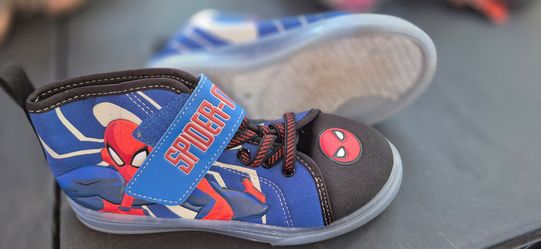 Light up  Spiderman  shoes big boys size  3
