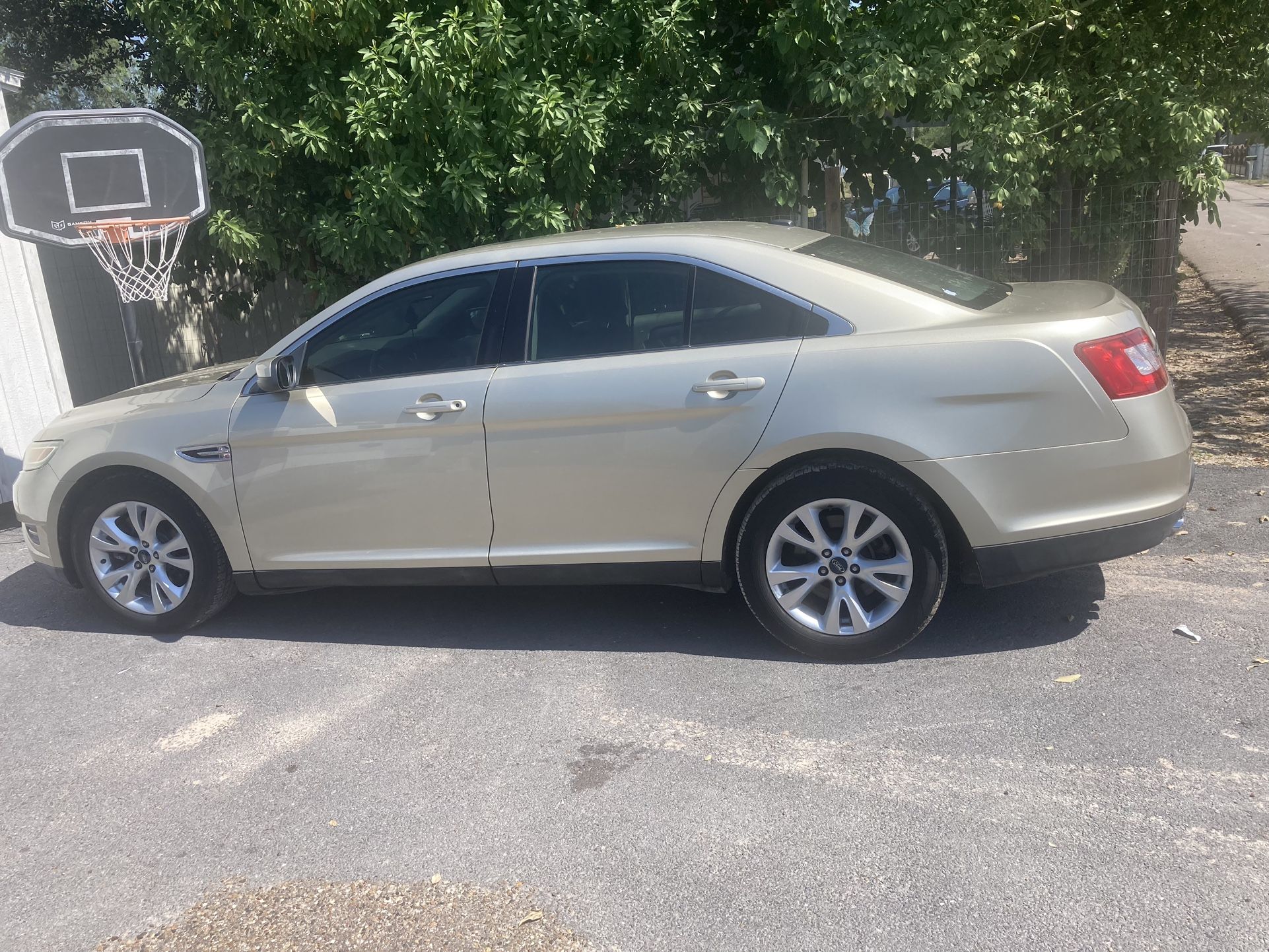 2010 Ford Taurus