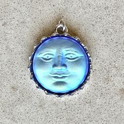 🌚 Beautiful iridescent, blue metallic moon face pendant in silver tone metal