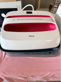 CRICUT EasyPress 2 (12x10) with Safety Base & Mat
