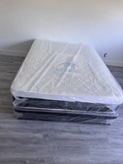 Queen mattress pillow top set with box spring (2pc - new)