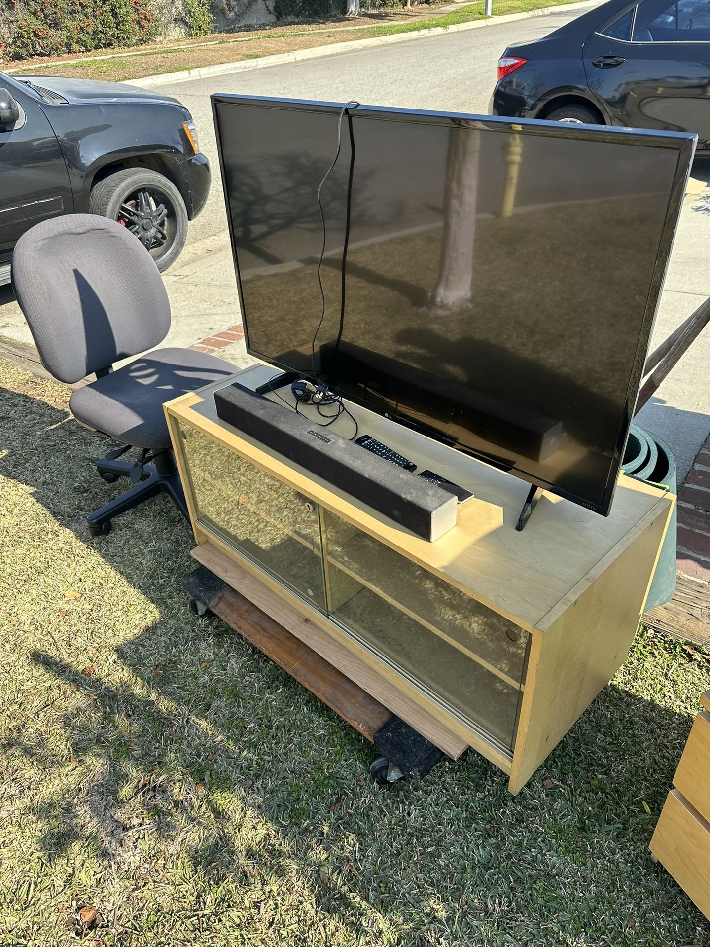 4K UHD SmartLED Tv 49”