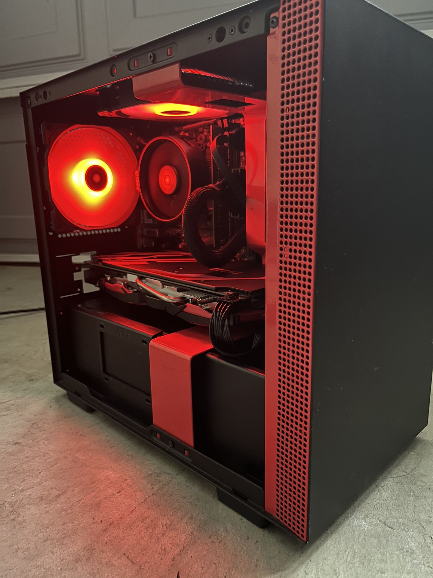 FOR PARTS: (Entry-level) Red Mini-ITX Desktop Pc Gaming Computer - Ryzen 2600x ; Rx 580 ; 16gb ram