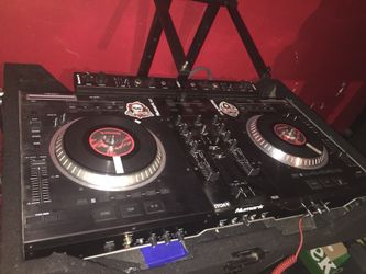 DJ CONTROLLER  